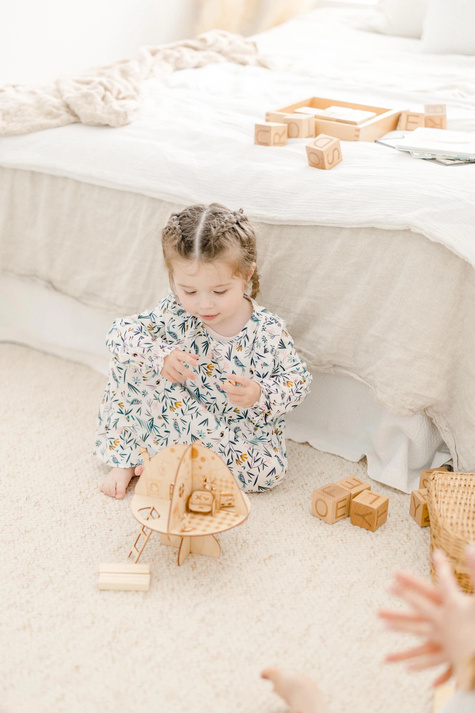 enfant jouet jouer sable gris